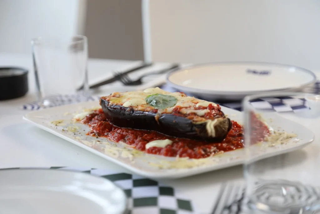 🍴 هل الأكل فن؟ كيف صارت الملعقة فرشاة طعام؟